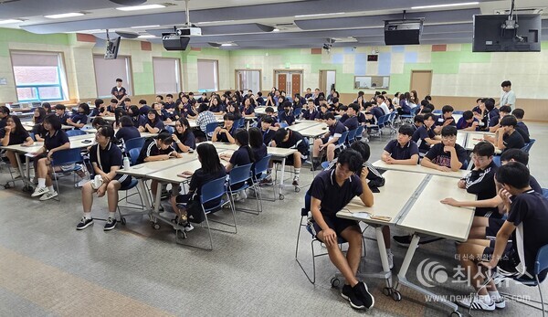 지난 25일부터 27일까지 2박 3일간 김해 진례중학교(교장 전주현) 전교생 110명을 대상으로 평화통일과 진로교육을 접목한 특별 프로그램을 진행하고 있다.(사진=민주평통 김해시협의회 제공)