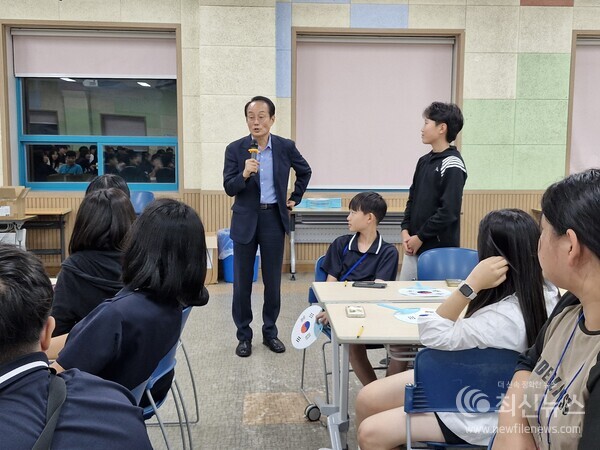 김영수 서강대학교 김영수 교수가&nbsp;“한반도 안보환경 진단과 평화 정착의 길”을 주제로 특강을 하고 있다.(사진=민주평통 김해시협의회 제공)